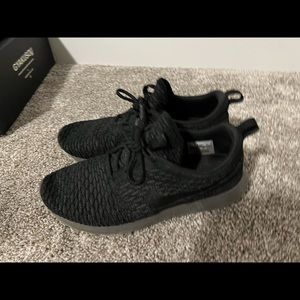 Nike Roshe flyknit size 9